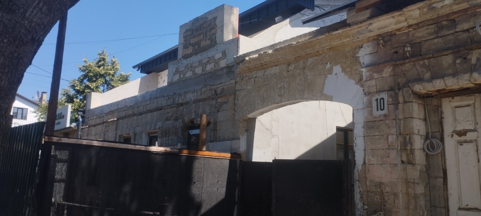 Intervenții prin demolare la monumentele din str. S. Lazo 12 și M. Kogălniceanu 10, or. Chișinău